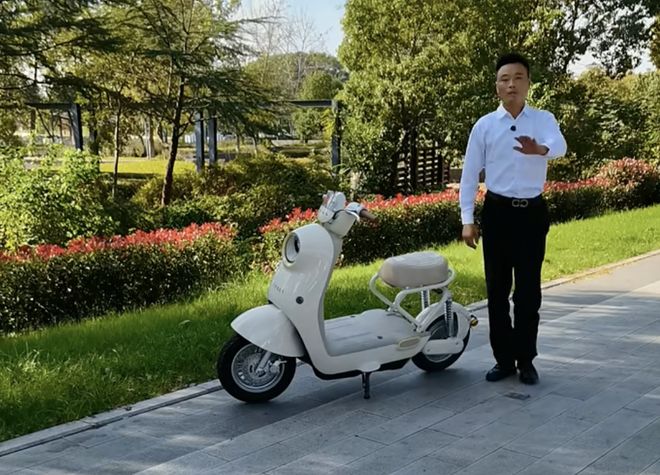 座、无脚蹬、有北斗预计涨200-300！开元棋牌雅迪新版国标车曝光！镂空设计无后(图3)