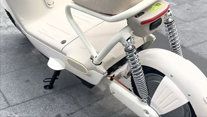 座、无脚蹬、有北斗预计涨200-300！开元棋牌雅迪新版国标车曝光！镂空设计无后(图2)