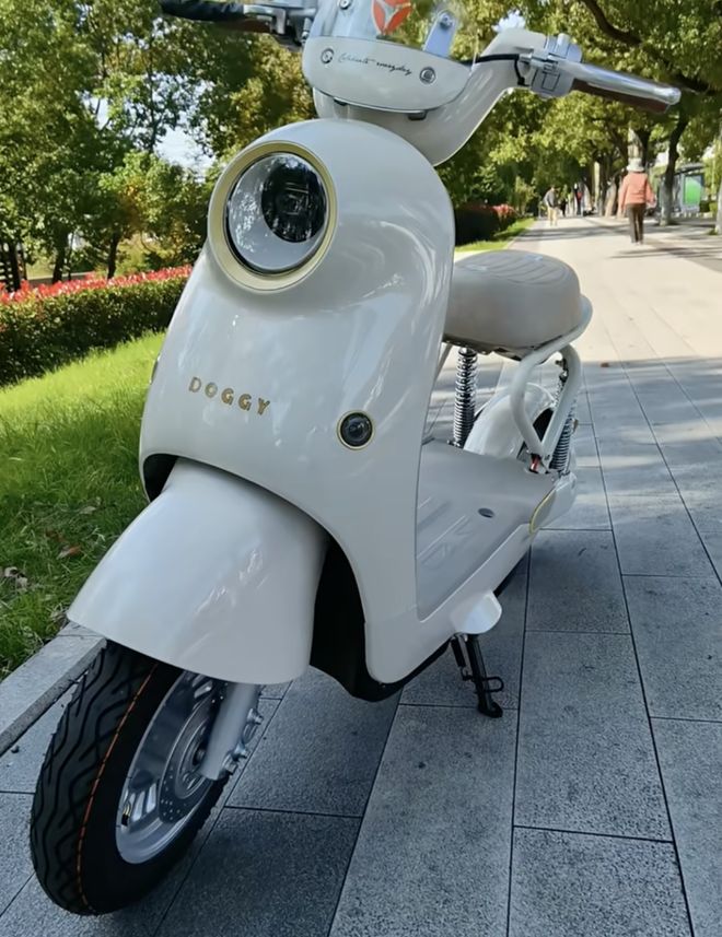 座、无脚蹬、有北斗预计涨200-300！开元棋牌雅迪新版国标车曝光！镂空设计无后(图5)