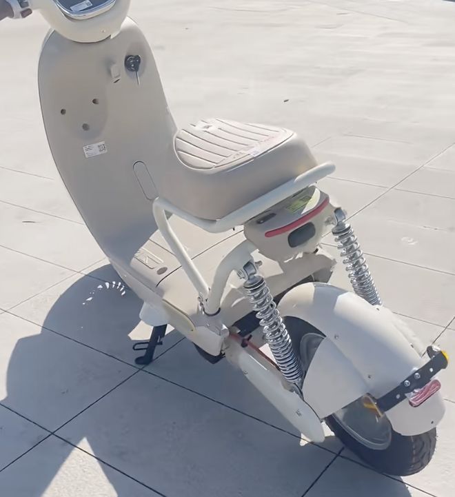 座、无脚蹬、有北斗预计涨200-300！开元棋牌雅迪新版国标车曝光！镂空设计无后(图6)