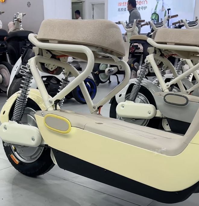 座、无脚蹬、有北斗预计涨200-300！开元棋牌雅迪新版国标车曝光！镂空设计无后(图7)