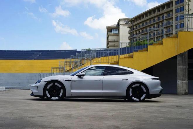 需多言保时捷Taycan 4开元棋牌试玩【路试】强者无(图5)